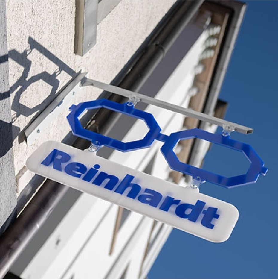 Schild am Geschäft von Brillenspezialist Reinhardt